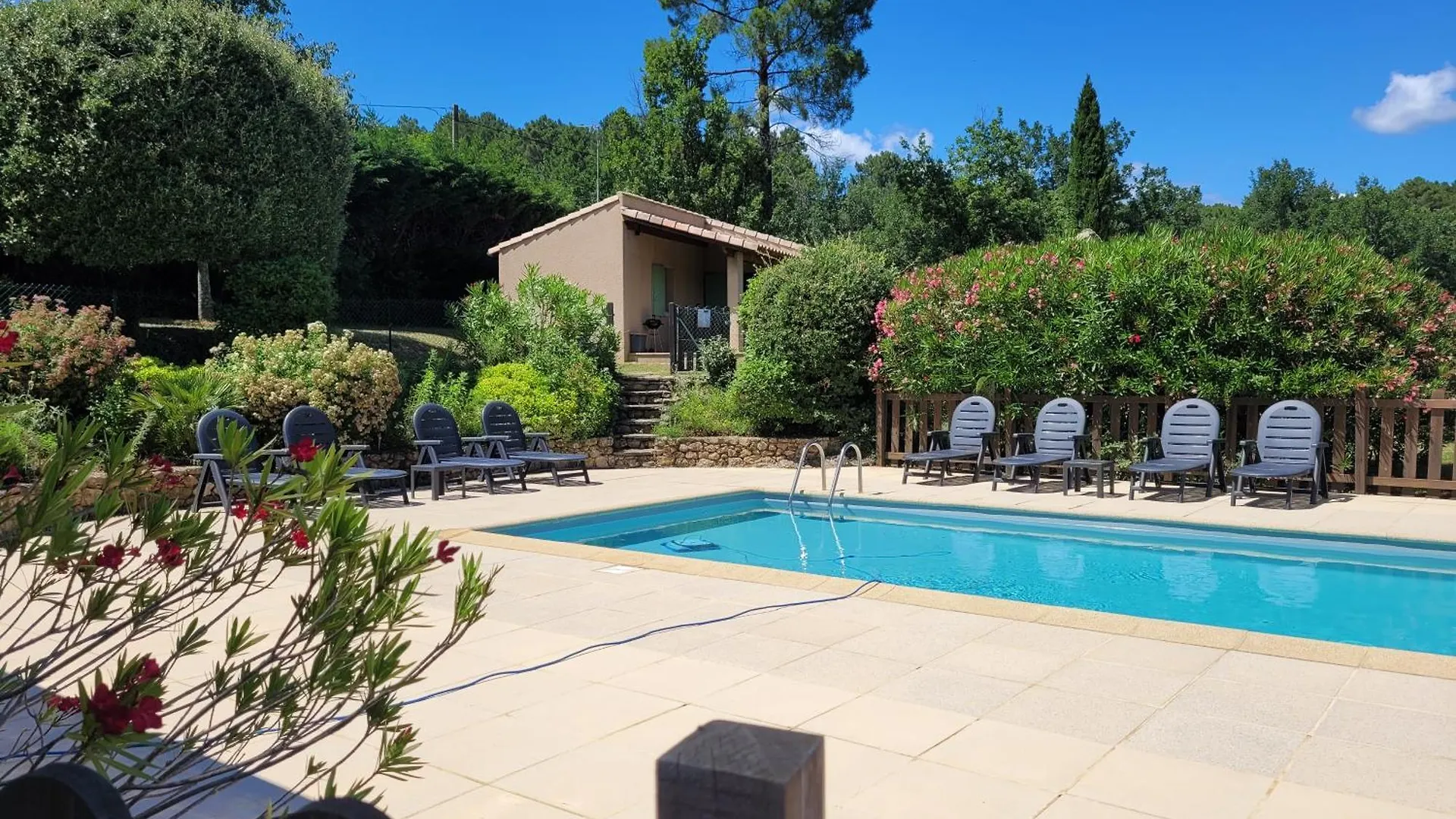 Gites Les Lauzieres Climatises Avec Piscine Tauriers Γαλλία